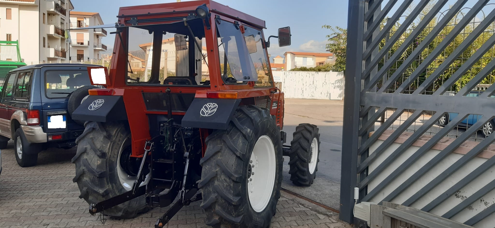 Trattore Gommato New-Holland 65-66 con Cabina - immagine 16