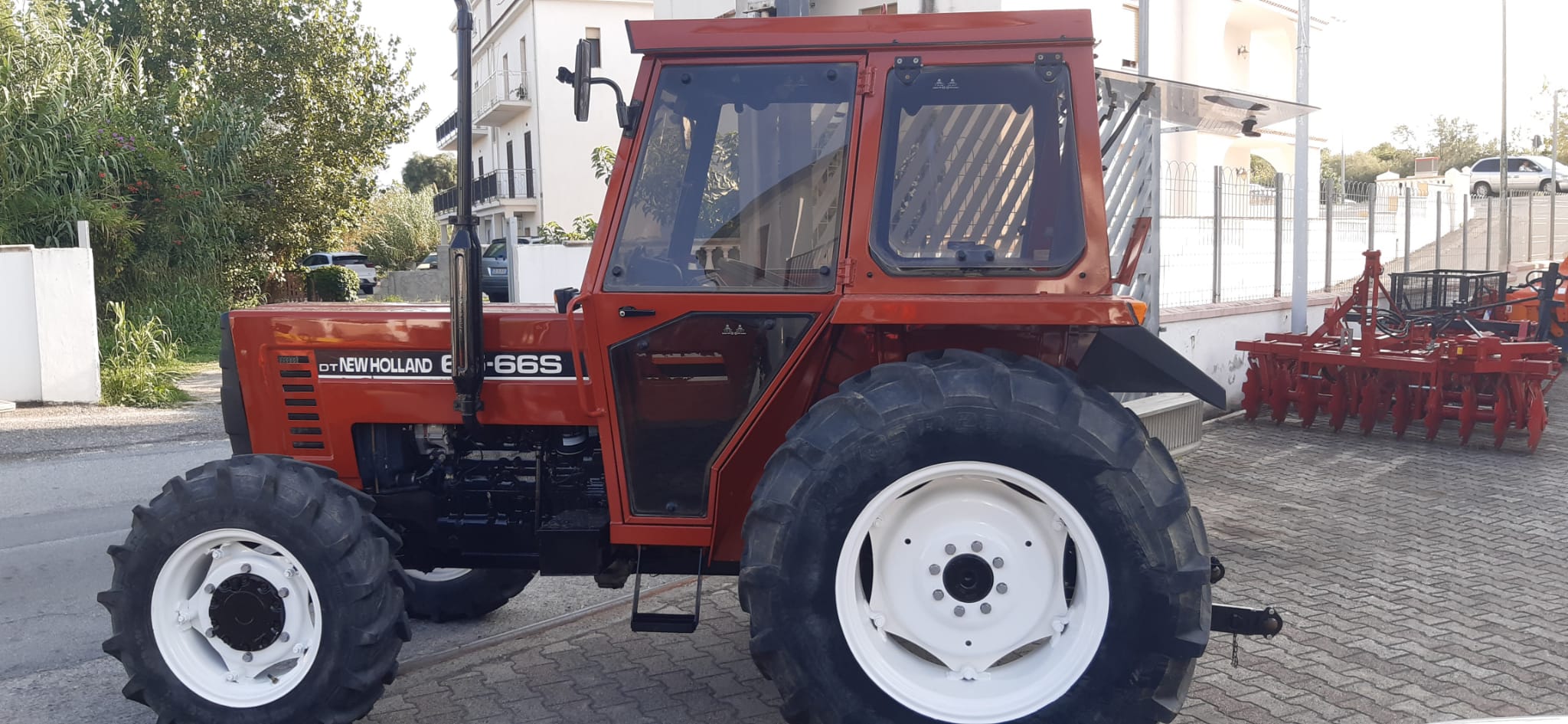 Trattore Gommato New-Holland 65-66 con Cabina - immagine 19