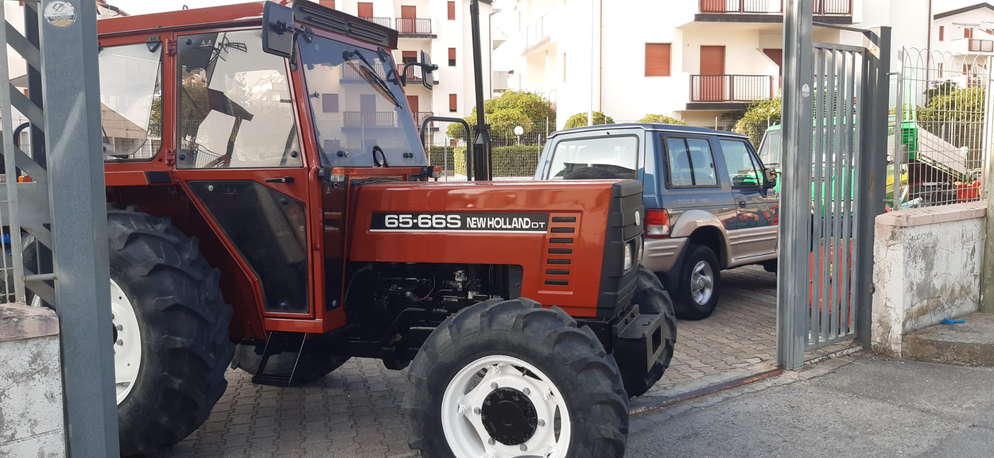 Trattore Gommato New-Holland 65-66 con Cabina - immagine 8